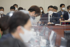 국회 교육위 ‘김여사 논문’ 공방…與 “판단은 대학 자율” vs 野 “재조사”