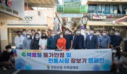 김덕현 연천군수 전곡시장 장보기…골목상권 살리기 앞장