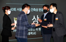 [포토]  이현우 이집건축사사무소 대표, 서울시 건축상 완공부분 대상