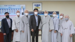 고양시 불교사암연합회 회장 대덕스님 일행, 덕양구 방문 공무원들 격려