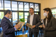 참전용사의 손자 캐빈 멀둔 뉴포트비치시 시장, 유엔군참전 사진전시회 방문