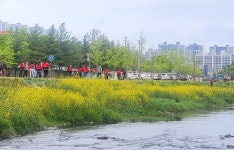 경산시청 직원, 시민 힐링공간 남천변 쓰담걷기!