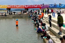 함평군, 돌머리해수욕장 뱀장어 잡기 체험 행사 성황