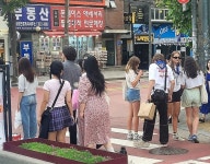잼버리 대원들 관광명소 된 서울 홍대 ‘레드로드’