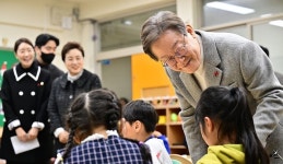 이재명, 초등학교서 총선 2호 공약 발표…‘온동네 돌봄’ 추진