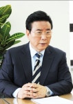 이윤성 전 국회부의장 개인전 열고 화가로 데뷔