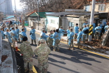 동두천시자원봉사센터·미2사단 210포병 미군장병, 상패동 연탄배달 봉사 및 환경정화