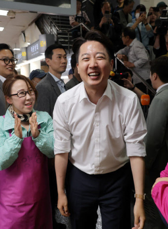 이재명 “동서 통합ㆍ발전” VS 김문수 “시장 대통령 될 것”