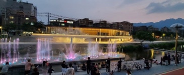 북한산 바라보며 ‘산멍’…강북 우이천에 감성 흐른다