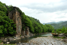 이슬비 젖은 도담삼봉… 신선도 쉬러 오겠네