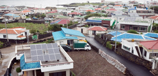 어촌 지붕위에 태양광 설비 빼곡