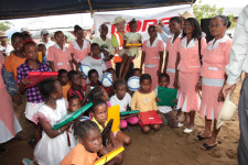 김신종 사장 아프리카 현지 학생들에 학용품 전달