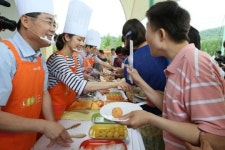 E1, 김연아 선수와 장애 아동 밥차 선물