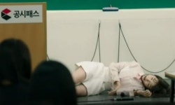 혼술남녀 박하선, 강의 중 졸도 식은땀 흘리며 말하다 갑자기 털썩