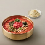 새콤달콤함에 쫄깃한 육회를 더했다 bhc그룹 창고43, 여름 메뉴 한우물육회 출시