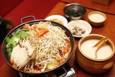 산촌에 있는 전통의 맛집, 추억을 그려내고 맛으로 감동시킨다