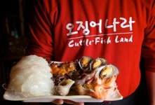겨울 성수기 아이템을 잡아라…오징어회 등 해산물이 인기