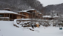 [그곳에 가고 싶다] 겨울에 더 낭만적인 ‘아름다운 산골 펜션’…지리산 하동서 즐기는 황토구들장의 ‘묘미’