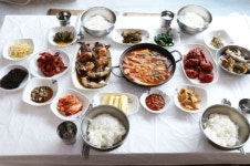 [그곳에 가고 싶다] 여수 맛집서 즐기는 꽃게·돌게 게장의 참맛, ‘거북이식당’