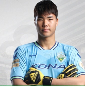 송범근, 수비수와 충돌 후 볼 놓쳐..선제골 내줘