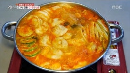 오늘저녁 김치만두전골, 새콤하면서도 시원한 맛에 푹 빠져