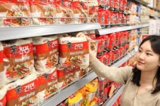 [유통가풍향계] 웰빙과 워라밸로 유통가 분위기up… 라면시장은 신라면건면 돌풍