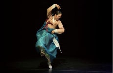 봄처럼 흐드러진 전통 춤의 향연,  가야금 산조에 실린 춤사위가 마음을 훔치다