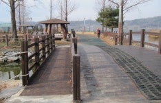 아산시 신정호수공원 산책로 무경사 보조교량 설치