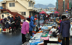‘예산역전재래시장’ 설 앞두고 손님들로 북적