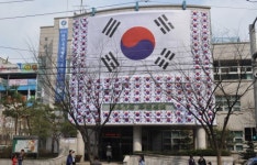 천안, 태극기 휘날리는 쌍용3동 주민센터