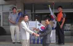 당진시 합덕읍 고정근씨, 광복절 맞아 태극기 기증
