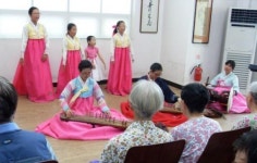 아산북수초, 가야금과 노래로 어르신들을 즐겁게