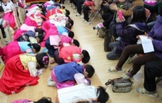 홍성조양유치원 졸업식 부모님께 감사의 큰절