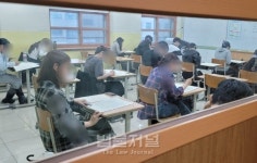 리트 70여일...로스쿨 준비생들, 빗속 모의고사 치러