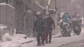 이면도로 비상…차량·행인 ‘엉금엉금’