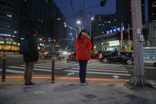 서초구, 횡단보도 바닥이 번쩍번쩍 ‘LED 바닥신호등’... 스몸비 교통사고 예방 나선다!