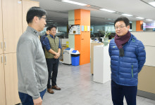 (주)경북농민축산 동부지사 | 이철우 경북도지사, 휴일에도 구제역방역대책본부 찾아... "방역상황 점검 및 격려"