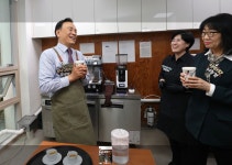 일일 바리스타로 변신한 조성명 강남구청장, 경력이음여성들과 따뜻한 소통회 성료... 취업·창업 프로그램 운영 약속