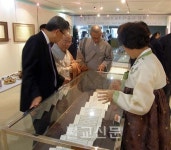 붓 털끝 하나로 佛心 담는다