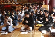 존경하는 스님들께 가사와 보시물을 올립니다