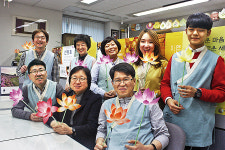 봉축행사를 준비하는 사람들