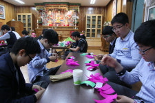 금정중학교 학생들 연등만들고 교실에서 사경