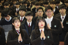 나는 종립학교 졸업생이다.