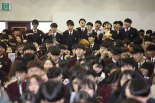 나는 종립학교 졸업생이다.