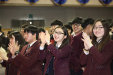 나는 종립학교 졸업생이다.