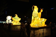 2천여 불자들 ‘차별없는 세상 발원’ 봉축탑 점등