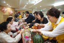 문수복지재단, 용호종합사회복지관에서 장수잔치 개최
