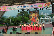 남원 사랑의광장, 봄비에도 연등축제로 야단법석