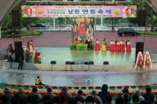 남원 사랑의광장, 봄비에도 연등축제로 야단법석