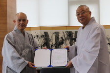 정각스님 중앙승가대에 성보 108점 기증